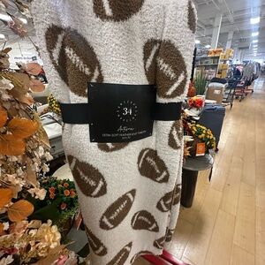 NWT ARTISAN 34 FOOTBALL DOUBLE SIDED BAREFOOT DREAMS FABRIC THROW BLANKET